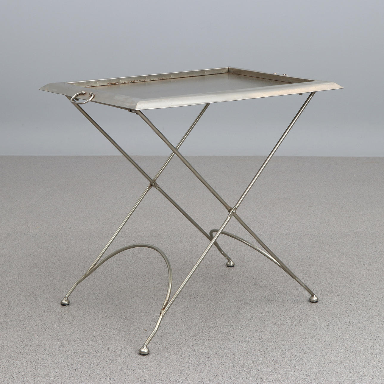 BRICKBORD. Borstat stål. Samtida tillverkning. Omärkt.