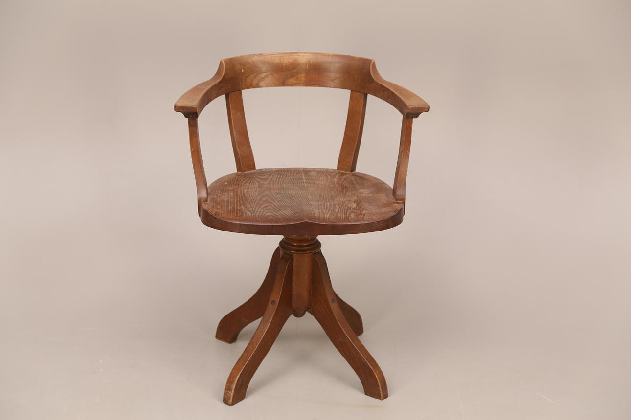 SKRIVBORDSSTOL, trä, metallskruv, snurrbar, tidigt 1900-tal.