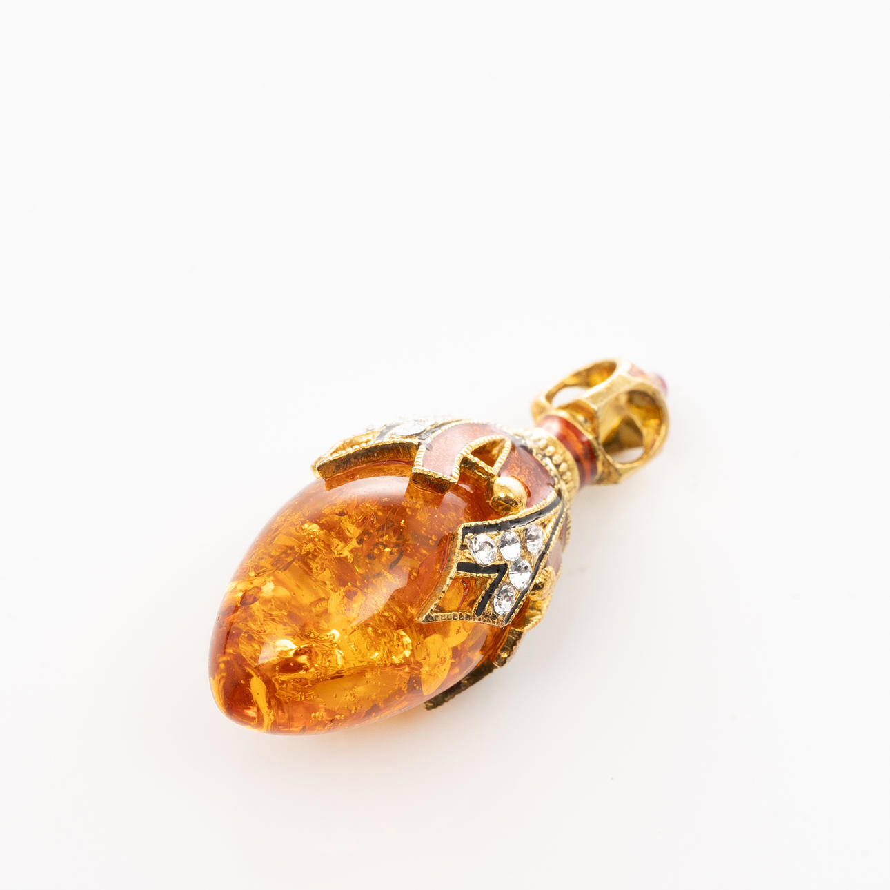 HÄNGE, med stenar och bärnsten.