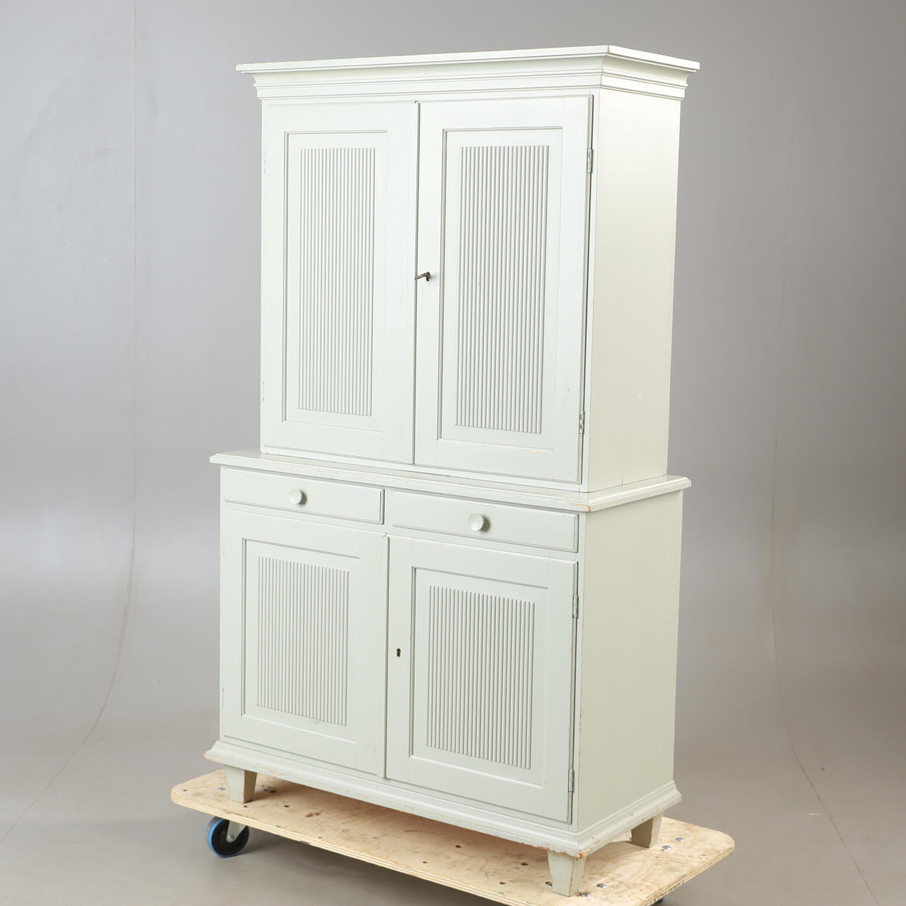 SKÅP, vitmålat, 1900-talets andra hälft.