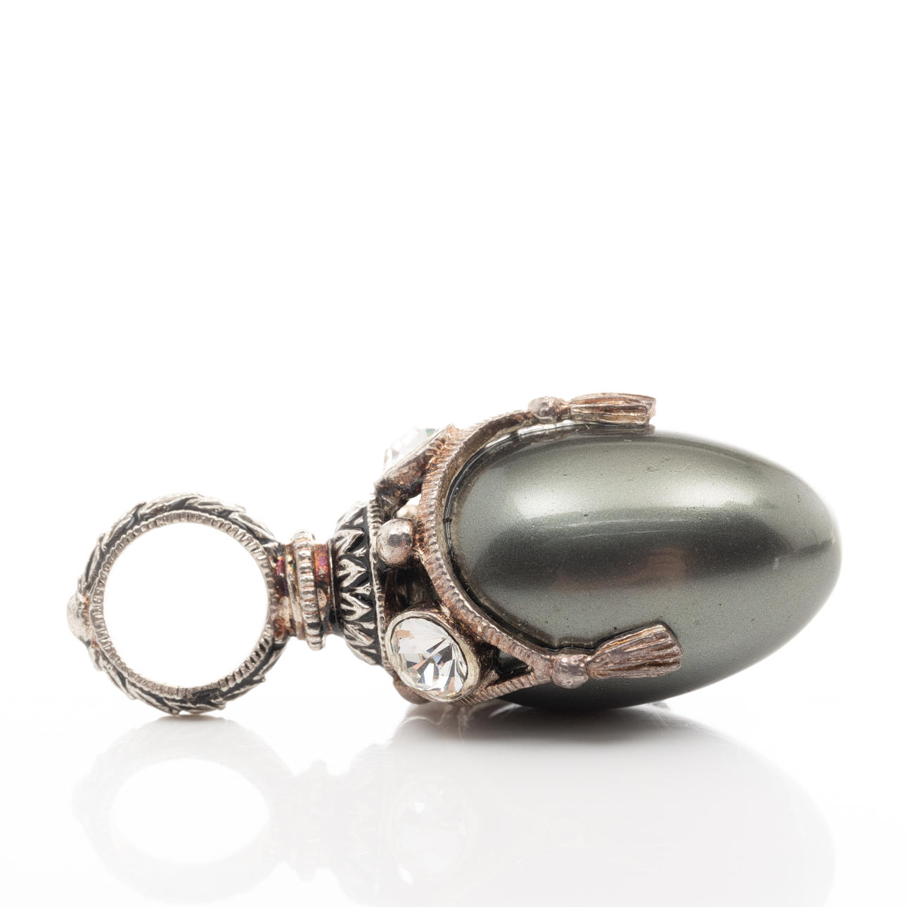 HÄNGE, med stenar och silvertonad sten.