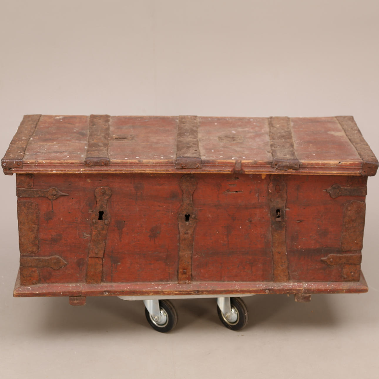 KYRKKISTA / OFFERKISTA, trä, järnbeslag, daterad 1738.