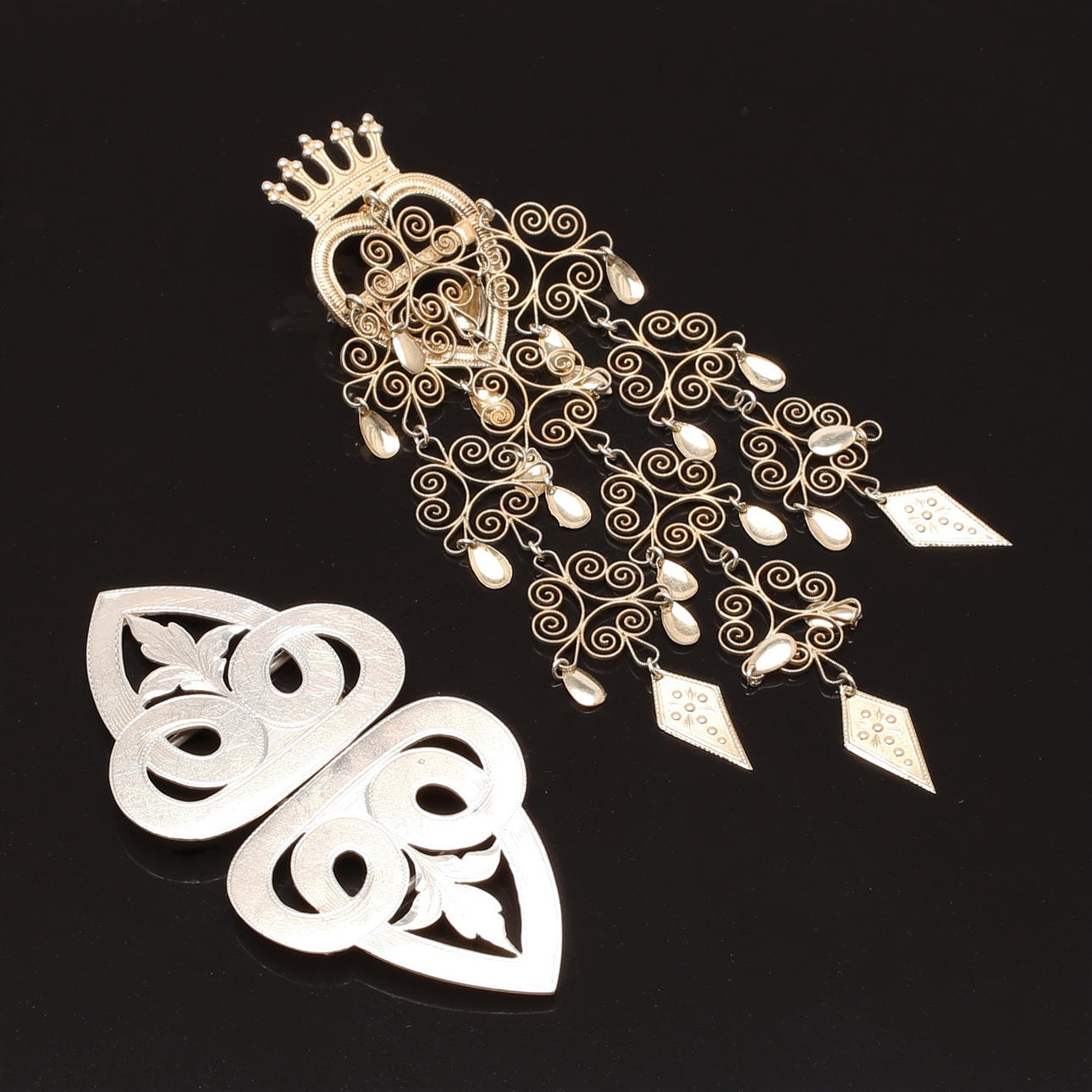 DRÄKTSMYCKEN 3 delar i silver och förgyllt silver ca 1900.