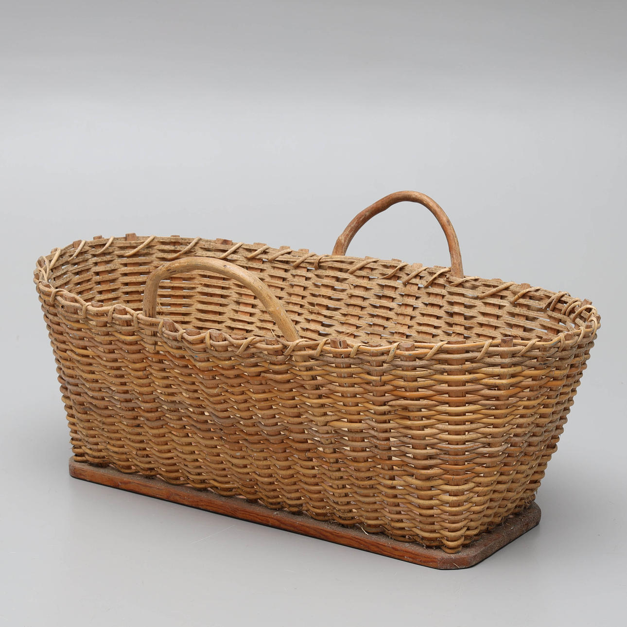 A wicker basket, 1800/20th century.