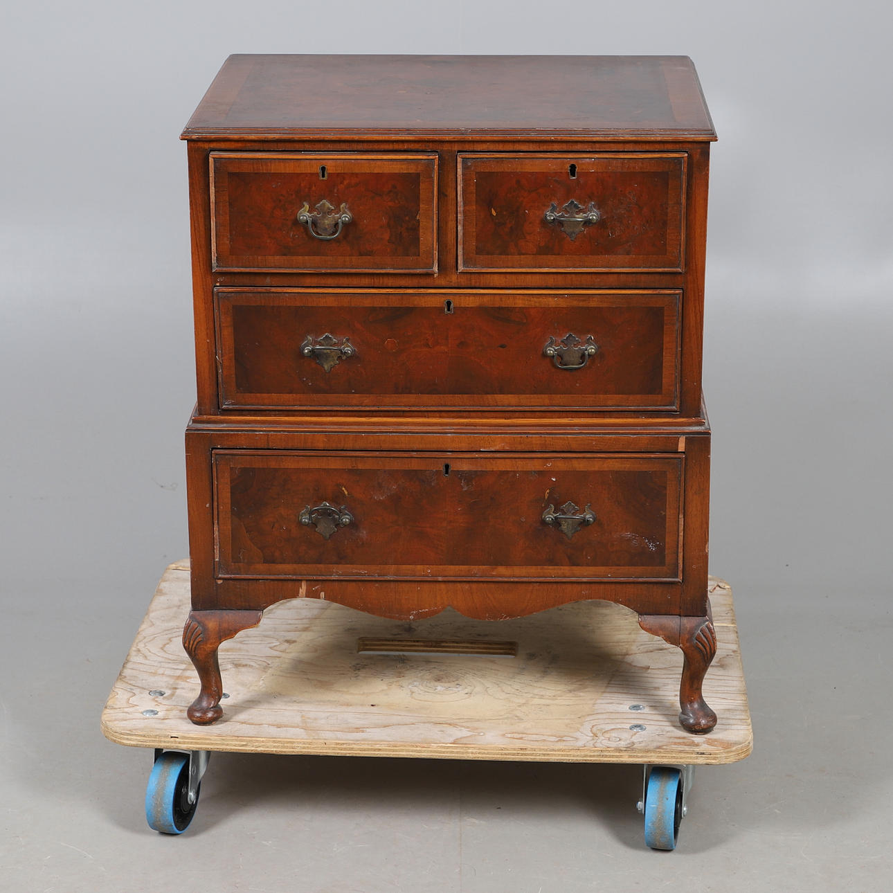 A REPRODUCTION WALNUT FOUR DRAWER CHEST.