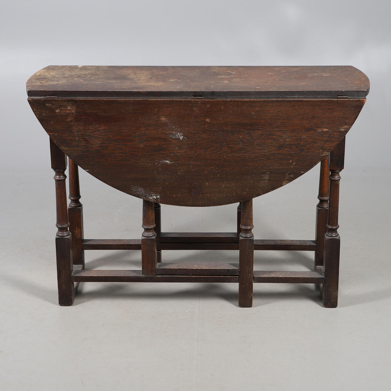 A 19TH CENTURY OAK GATELEG TABLE.