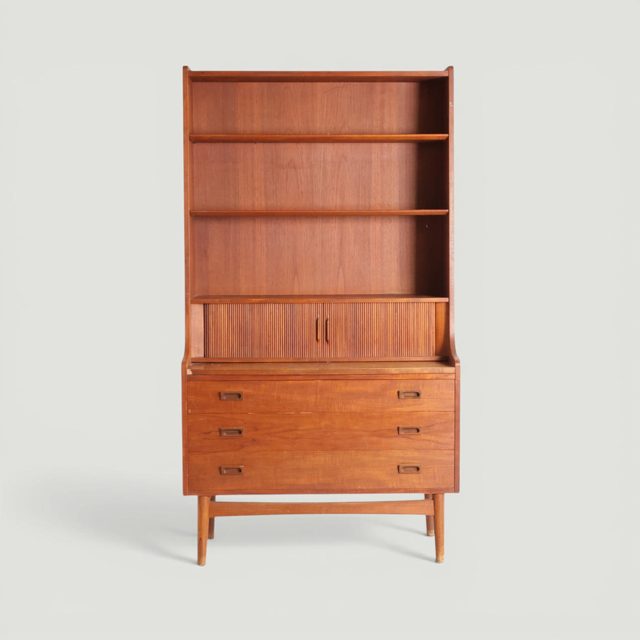 JOHANNES SORTH. ”Bornholmerreolen”, sekreterare/bokhylla, front med justerbara hyllor, tre lådor och utdragbar platta, två små jalusidörrar, bakom vilka lådor, hylla och fack. Tillverkad på Bornholms Møbelfabrik, Nexø. Danmark, 1950-60-tal.