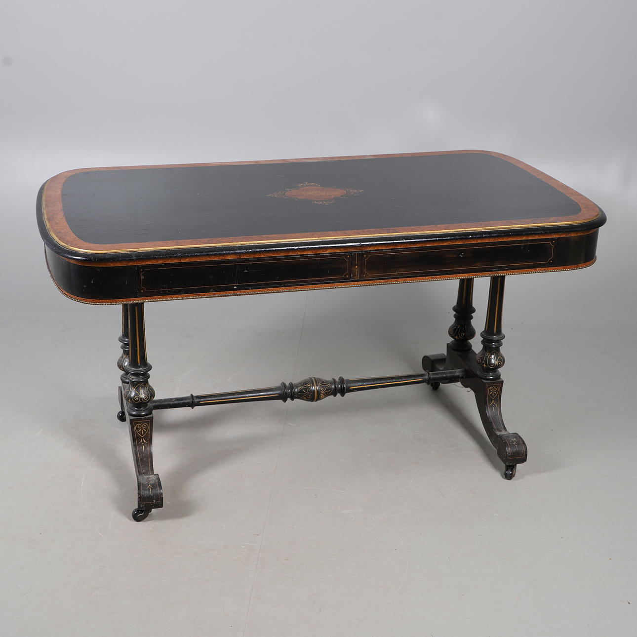 A VICTORIAN EBONISED AND AMBOYNA LIBRARY TABLE.