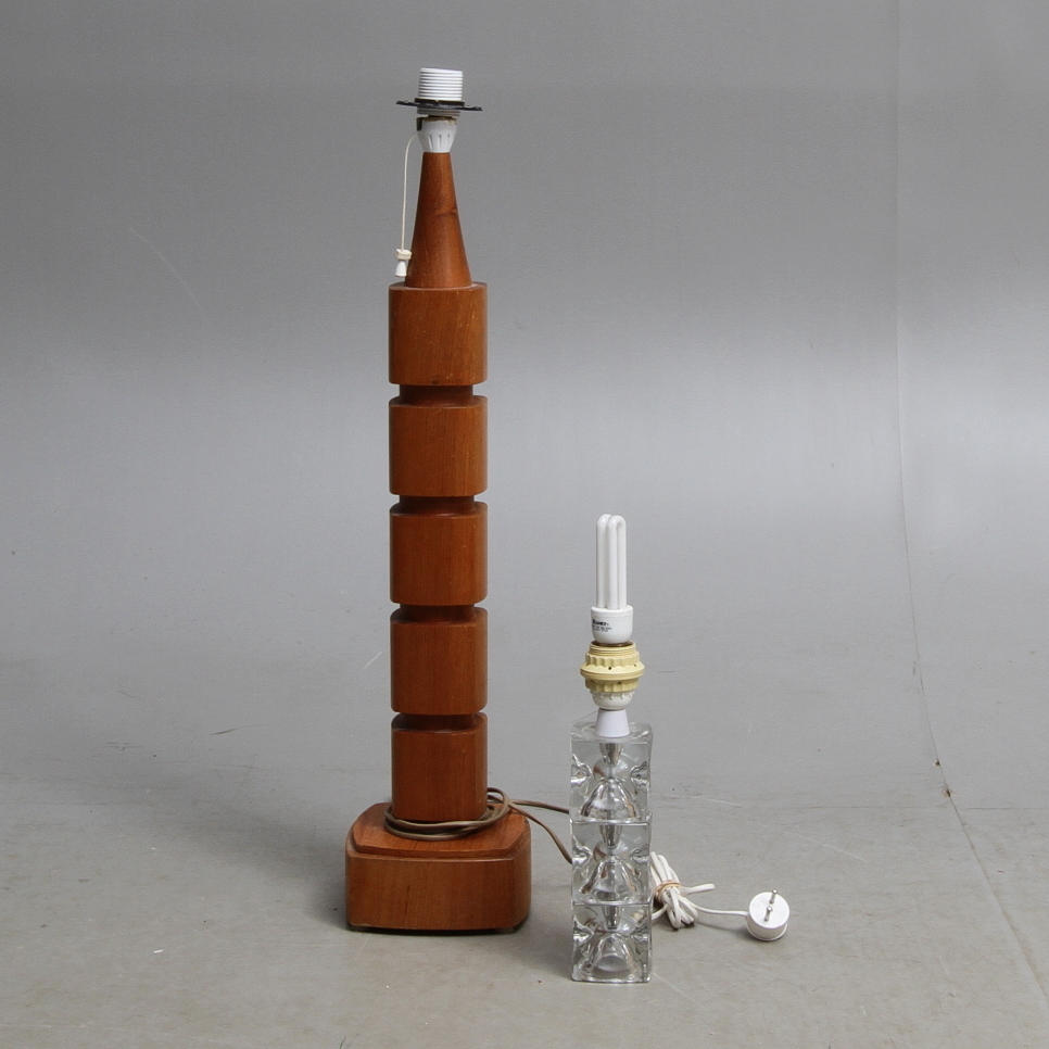 LAMPOR, 2 st, golvlampa, teak, bordslampa, glas, 1900-tal.