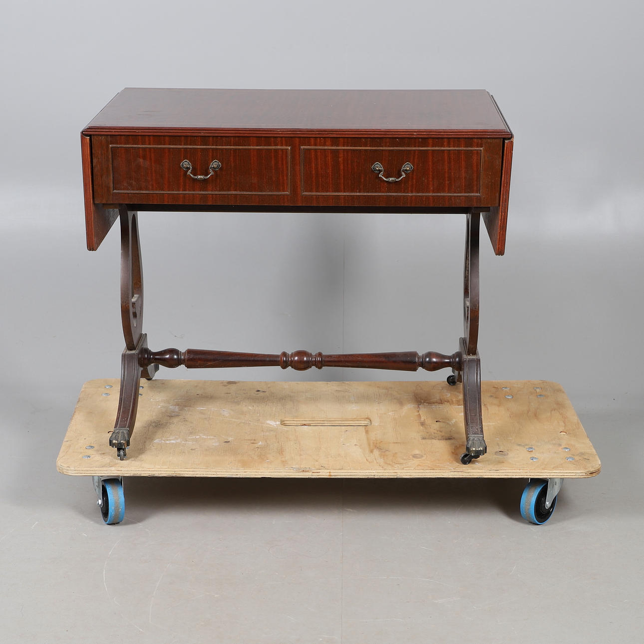 A REPRODUCTION MAHOGANY SOFA TABLE.