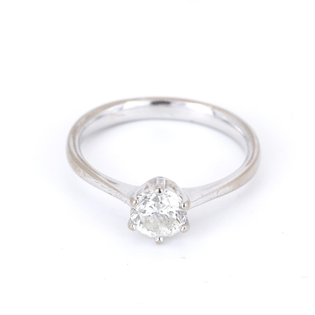 18CT WHITE GOLD DIAMOND SOLITAIRE RING.