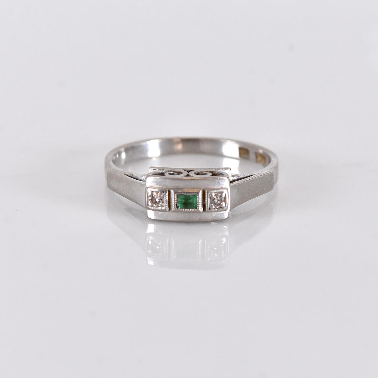 DIAMOND RING, with emerald, white gold 18K.