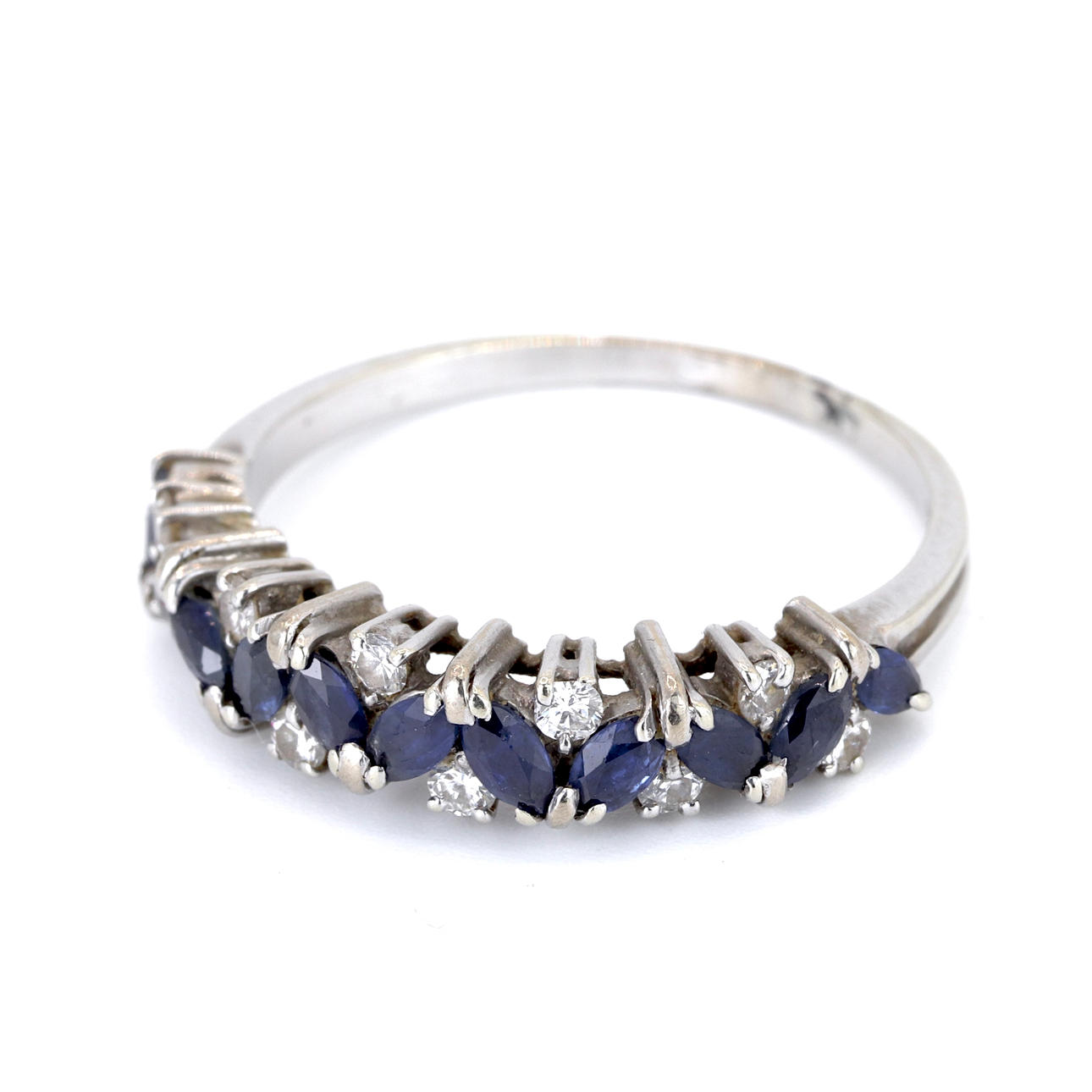 18CT WHITE GOLD SAPPHIRE & DIAMOND SET RING.
