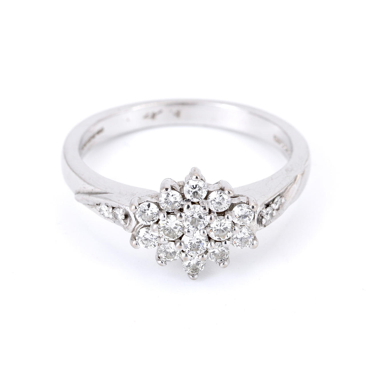 18CT WHITE GOLD DIAMOND CLUSTER RING.