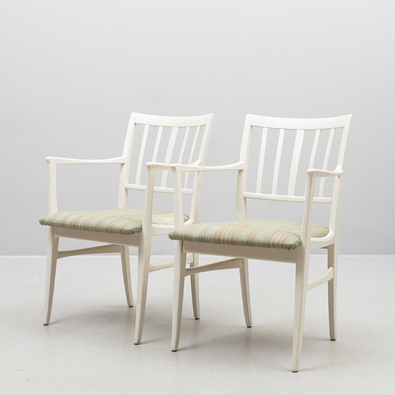 CARL MALMSTEN. 1 par karmstolar, "Talavid", Waggeryd.