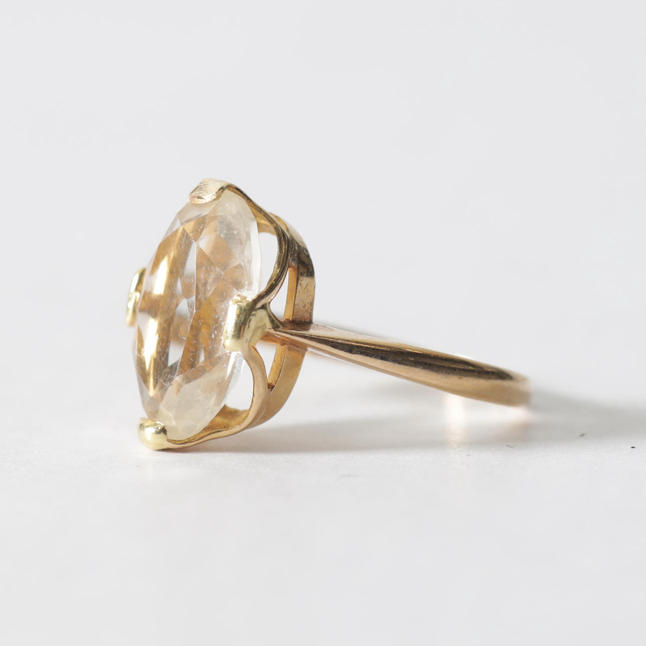 RING, 18K med sten. Totalvikt ca 2,6 gram.
