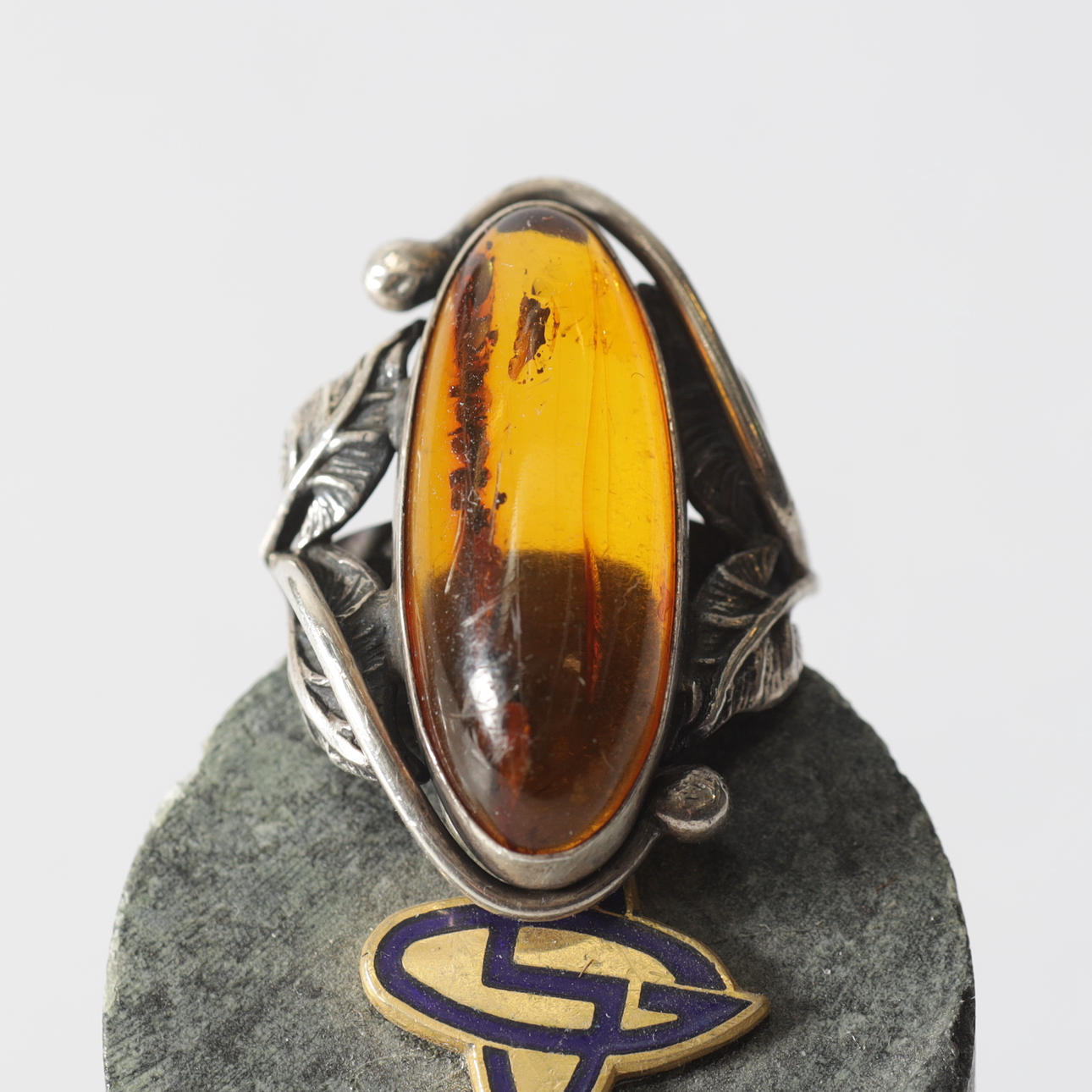 RING, sterlingsilver med bärnsten. Totalvikt ca 5,8 gram.