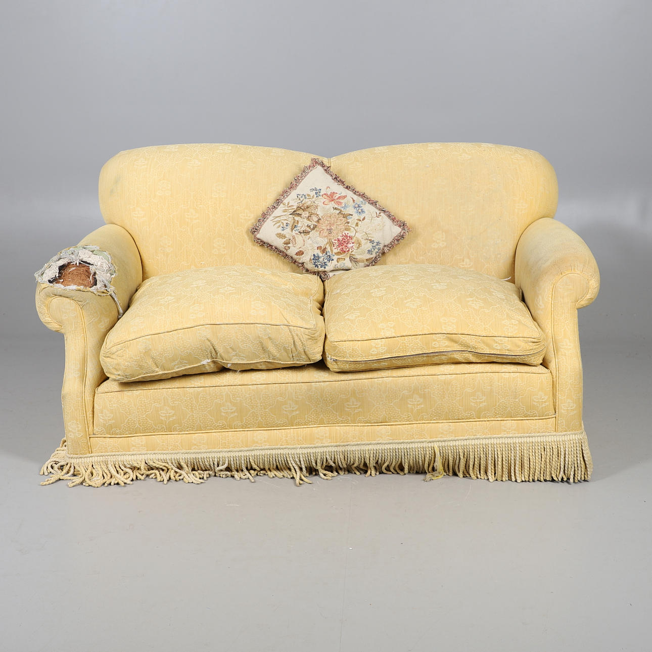 A 19TH CENTURY SCROLL ARM UPHOLSTERED SETTEE.