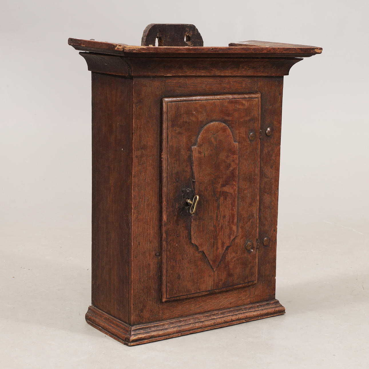 VÄGGSKÅP, ek, 1900-talets första hälft.