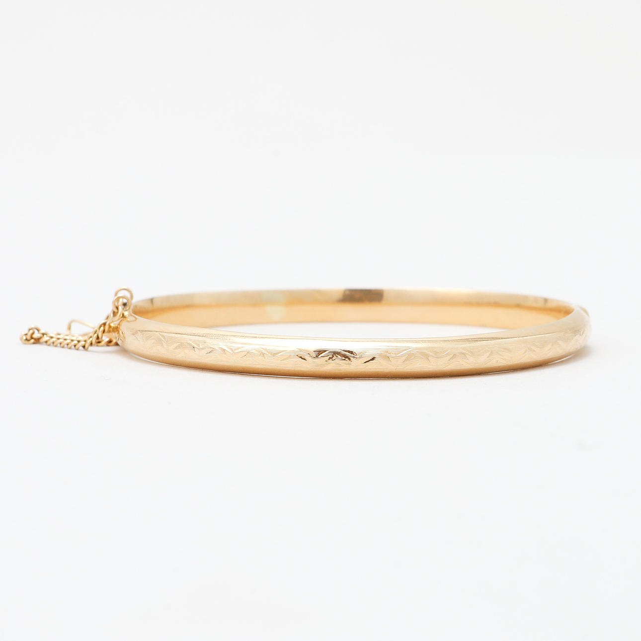 A bangle, 18k gold, weight approx. 11 grams.