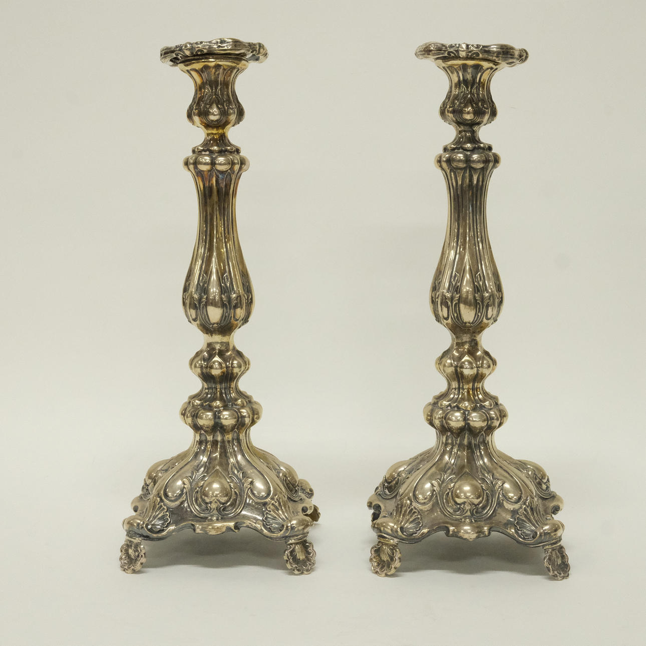 A PAIR OF CANDLESTICKS, ROCOCO STYLE, NICKEL SILVER.