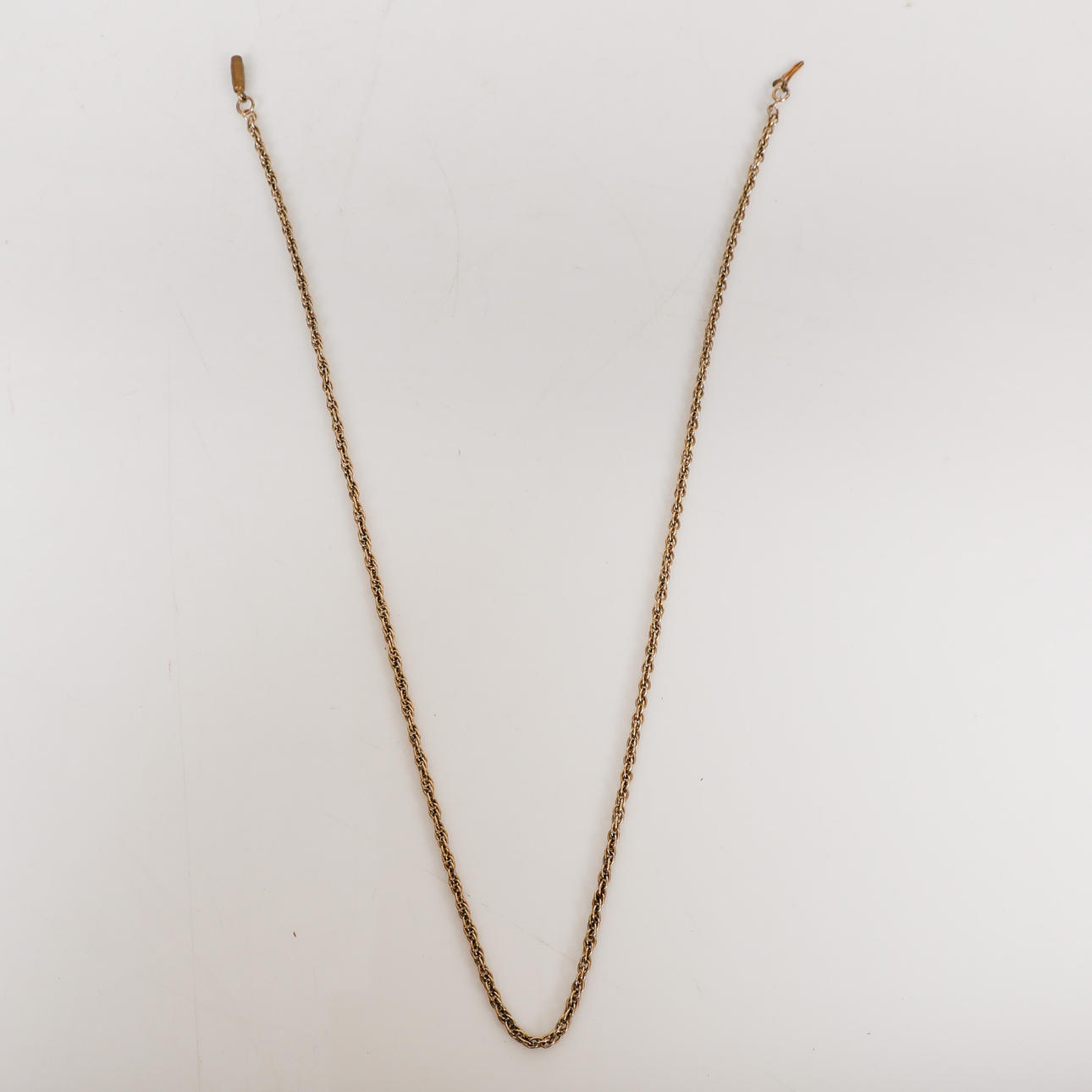 A 9 CARAT GOLD NECKLACE.