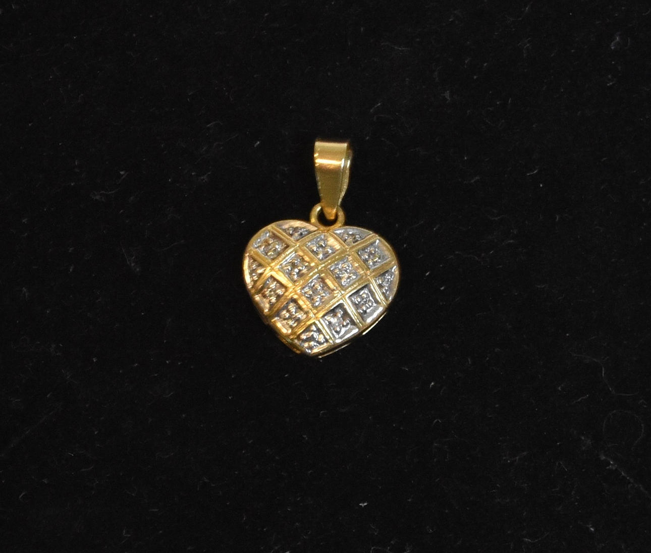 HÄNGE, 18 K guld med briljanter.