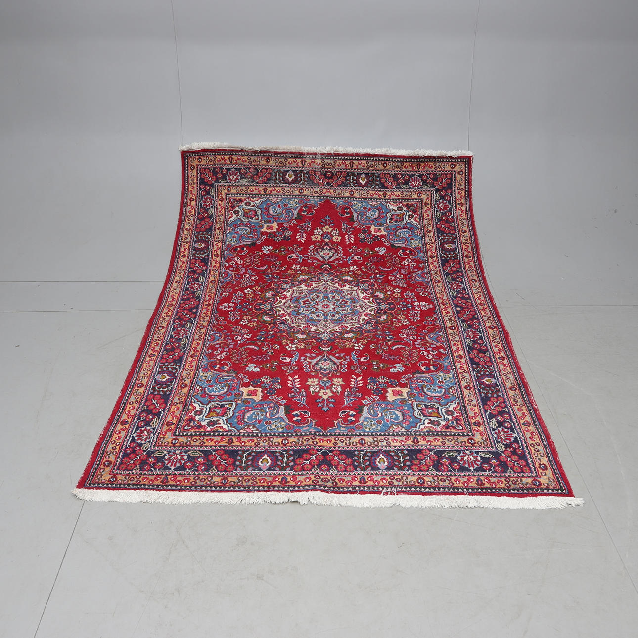 An oriental rug. Approx. 280x200 cm.