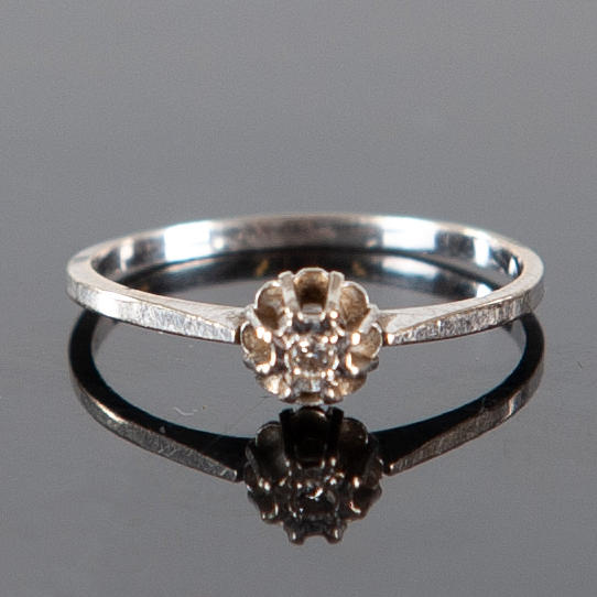 RING white gold with diamond 1,38 g.