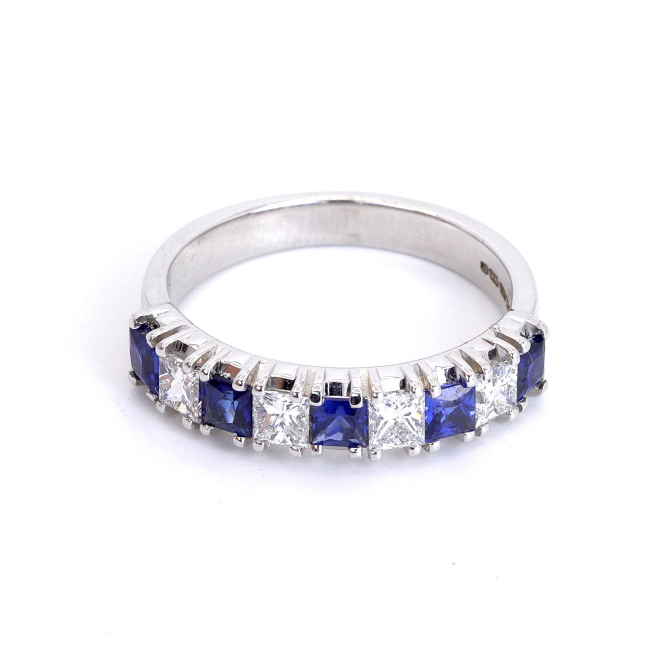 18CT GOLD SAPPHIRE & DIAMOND SET RING.