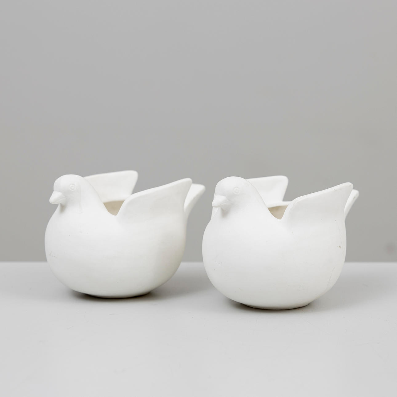 LISA LARSON. Two ceramic doves, signed, 21st century.