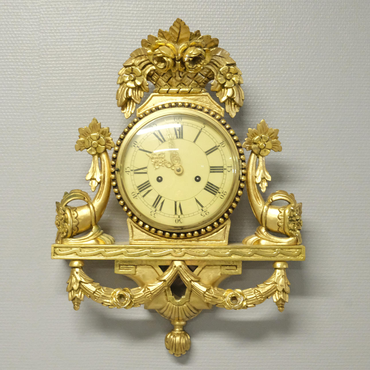 WALL PENDULUM. GILDED.