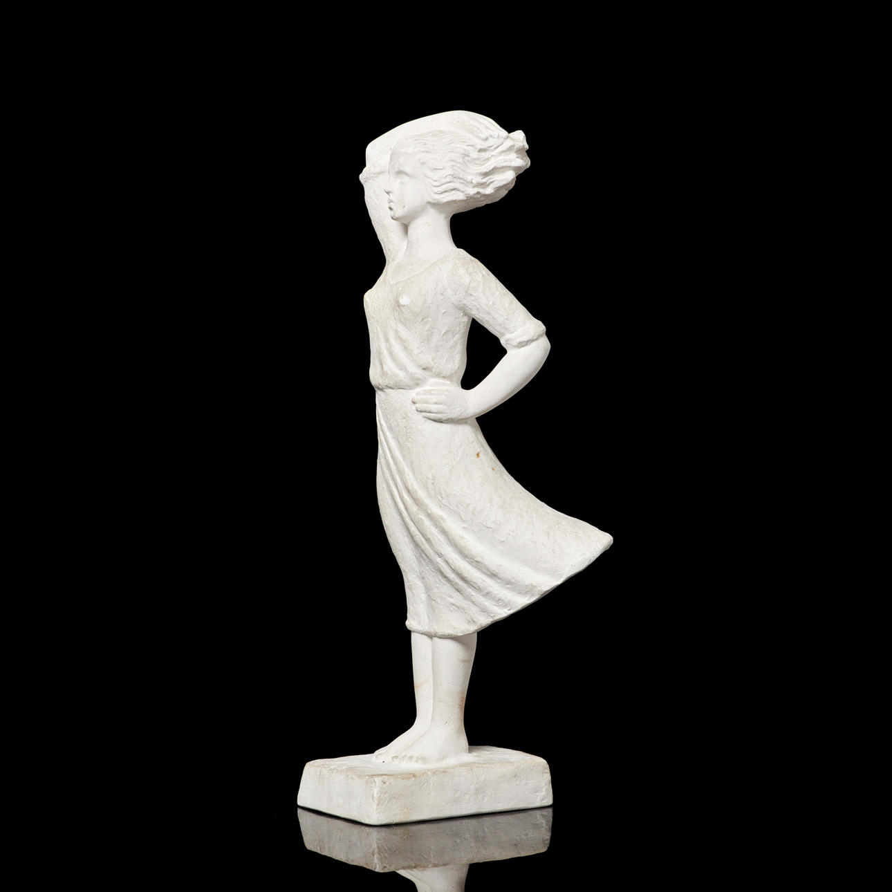 CARIN NILSON (1884-1973). kvinna i blåst, skulptur, gips, signerad.