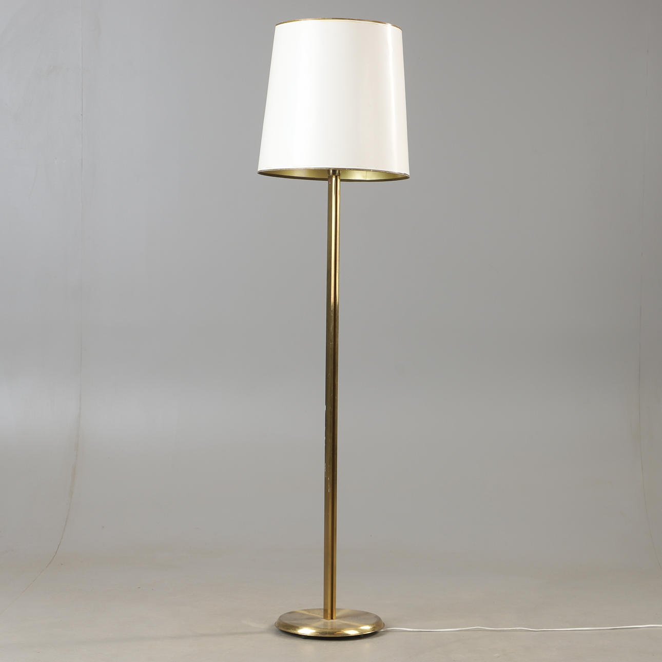 GOLVLAMPA, mässing, 1900-talets andra hälft.