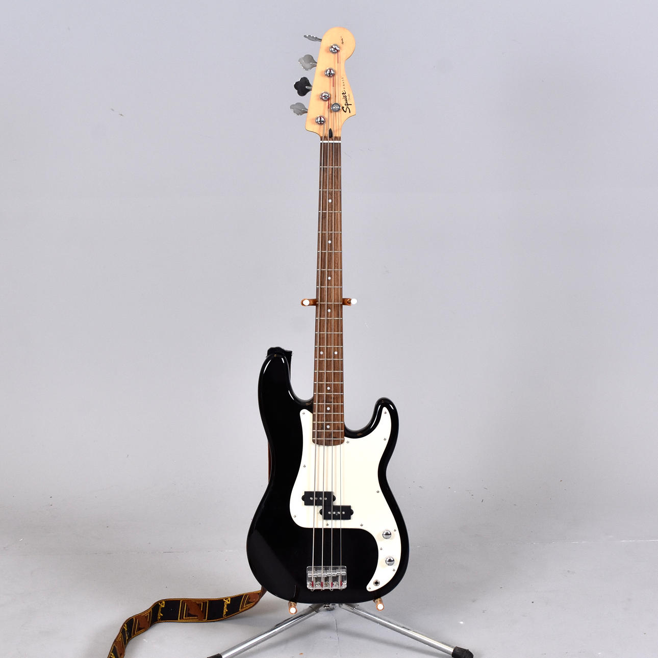 GUITAR, Squier Affinity P-bass.