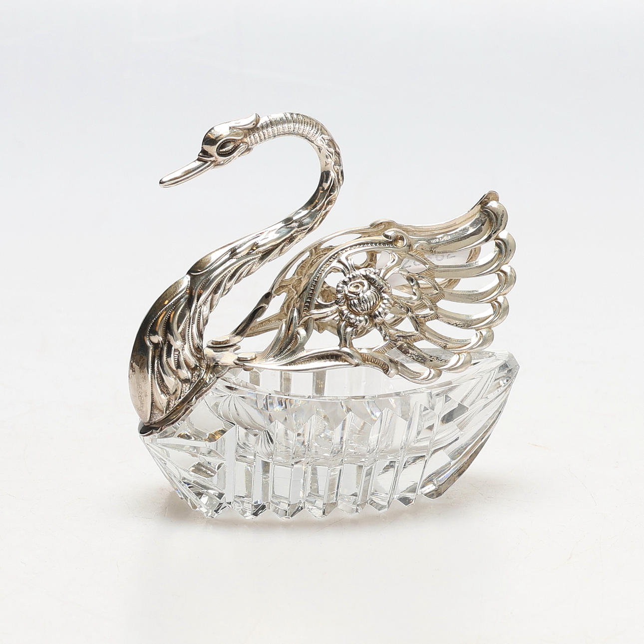 SOCKERSKÅL, svan i silver och glas.