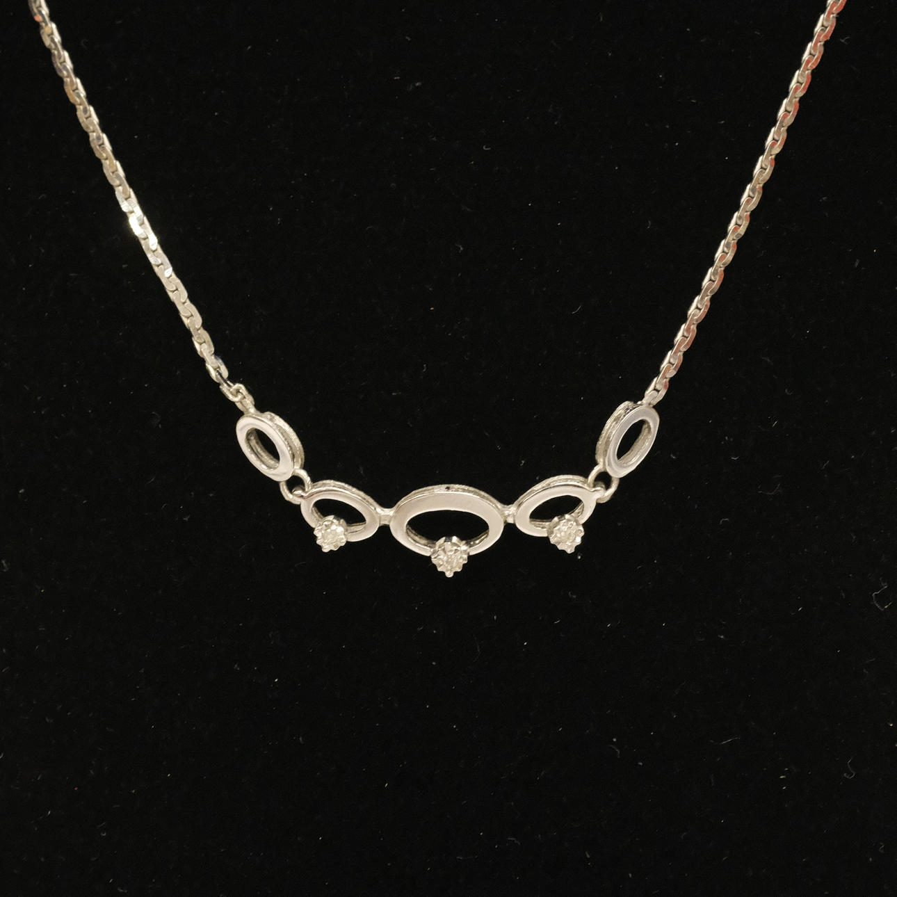 COLLIER MED DIAMANTER, 18K VITT GULD.