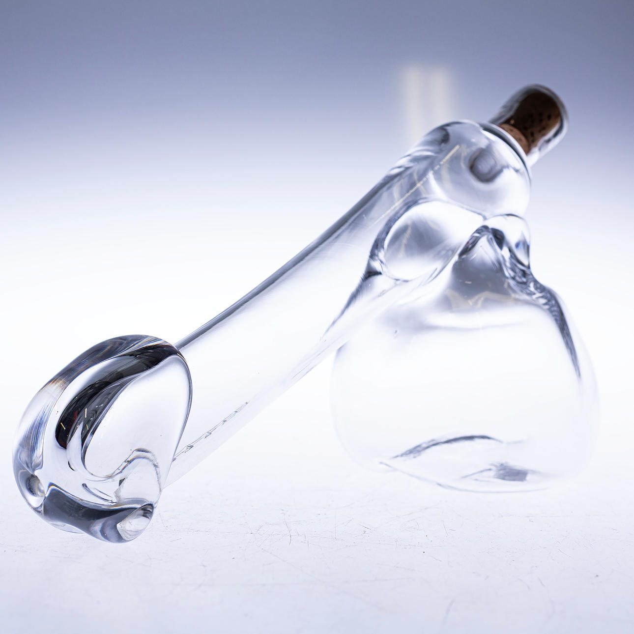 KARAFF, i form av fallos.