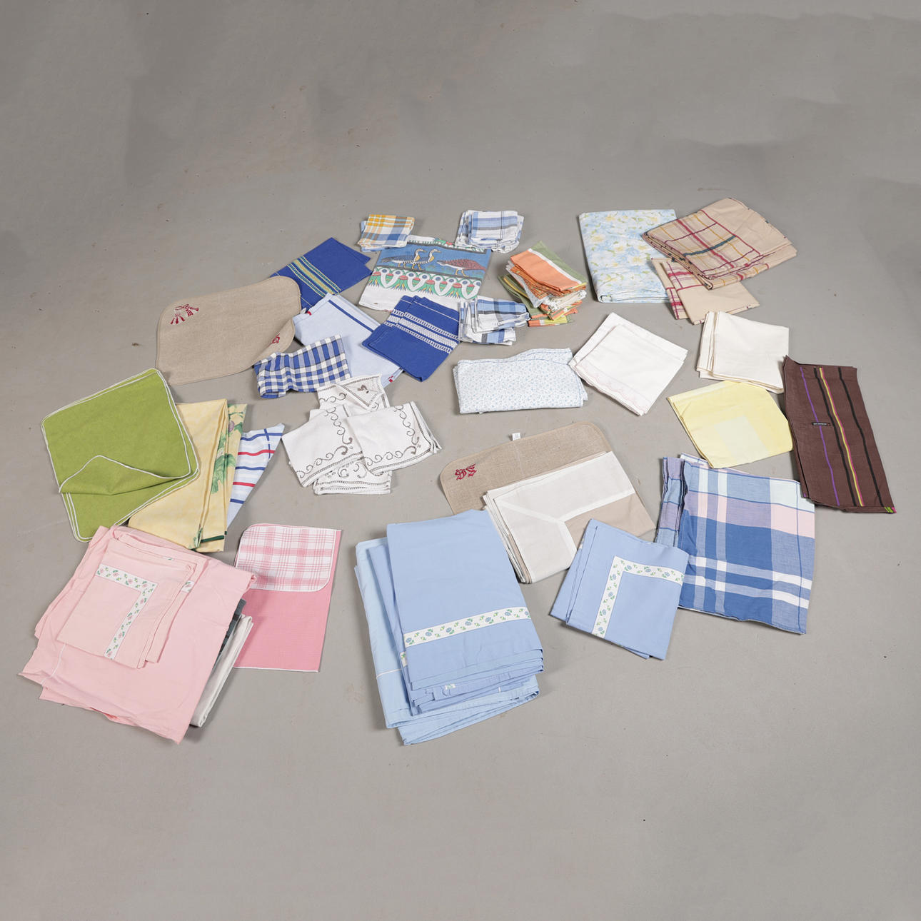 A COLLECTION OF TEXTILES (QTY).