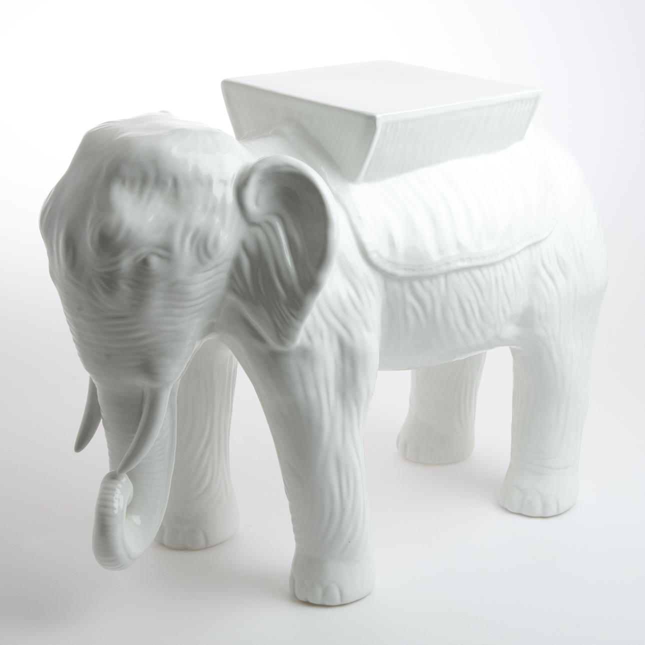 PIEDESTAL i form av elefant, porslin, 1900/2000-tal.