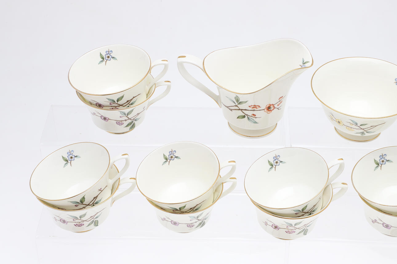 A ROYAL WORCESTER BLOSSOM TIME PART TEA/DINNER SERVICE.