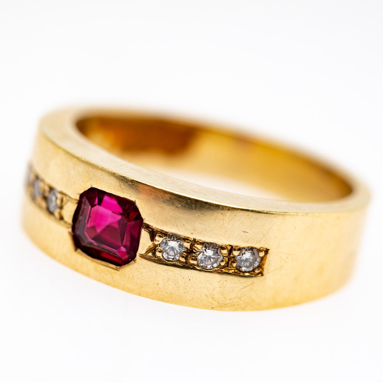 Ring with ruby and diamonds.