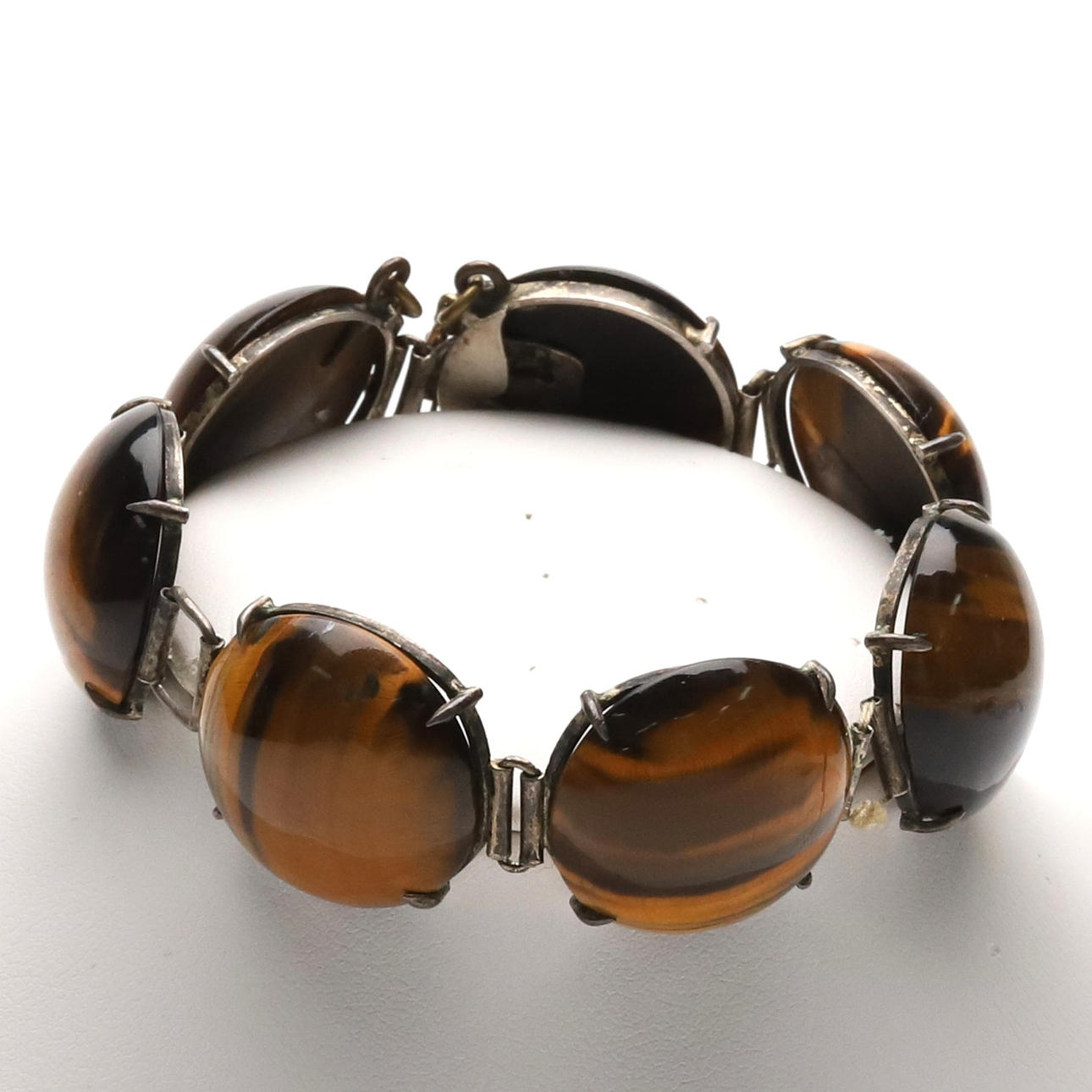 Bracelet with tiger eye.