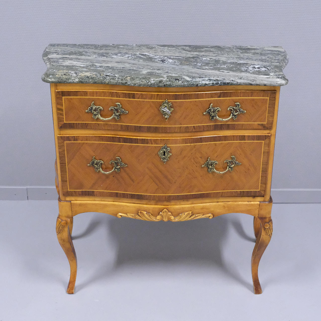 BYRÅ MED STENSKIVA, ROKOKOSTIL.