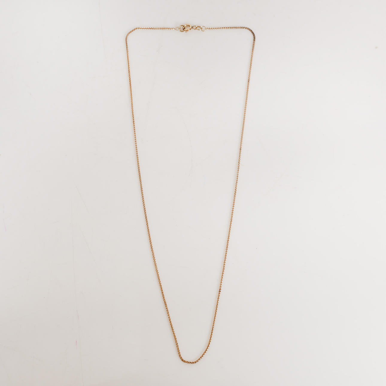A 9 CARAT GOLD NECKLACE.