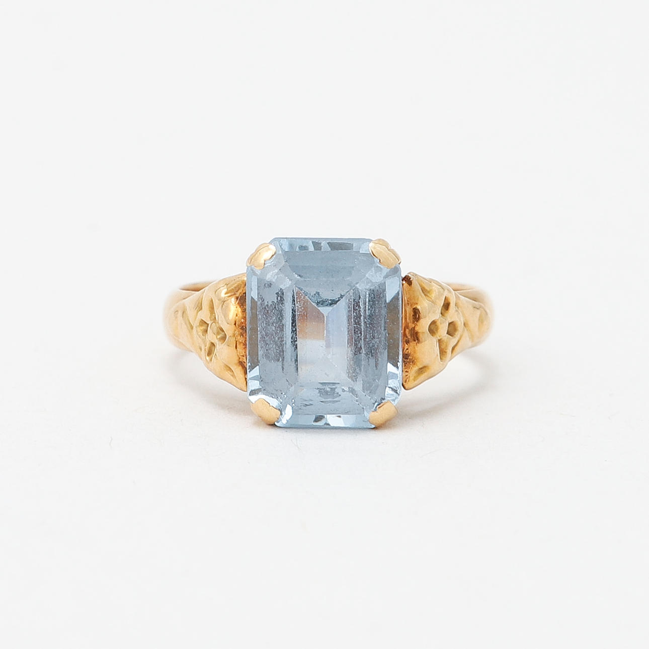 RING, 18k guld med blå sten, vikt ca 3,8 gram.