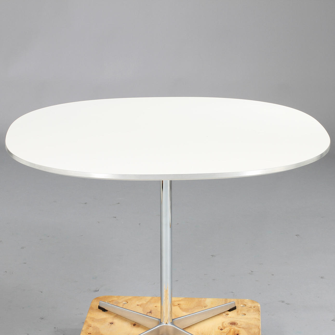 BORD, "Supercirkel", Fritz Hansen, Danmark 1992.