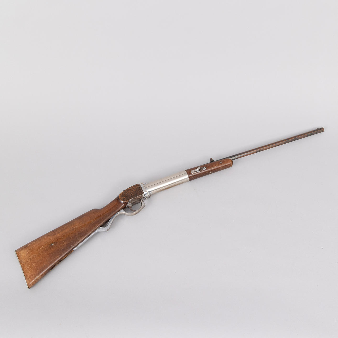 LUFTGEVÄR s. k. tivoligevär.