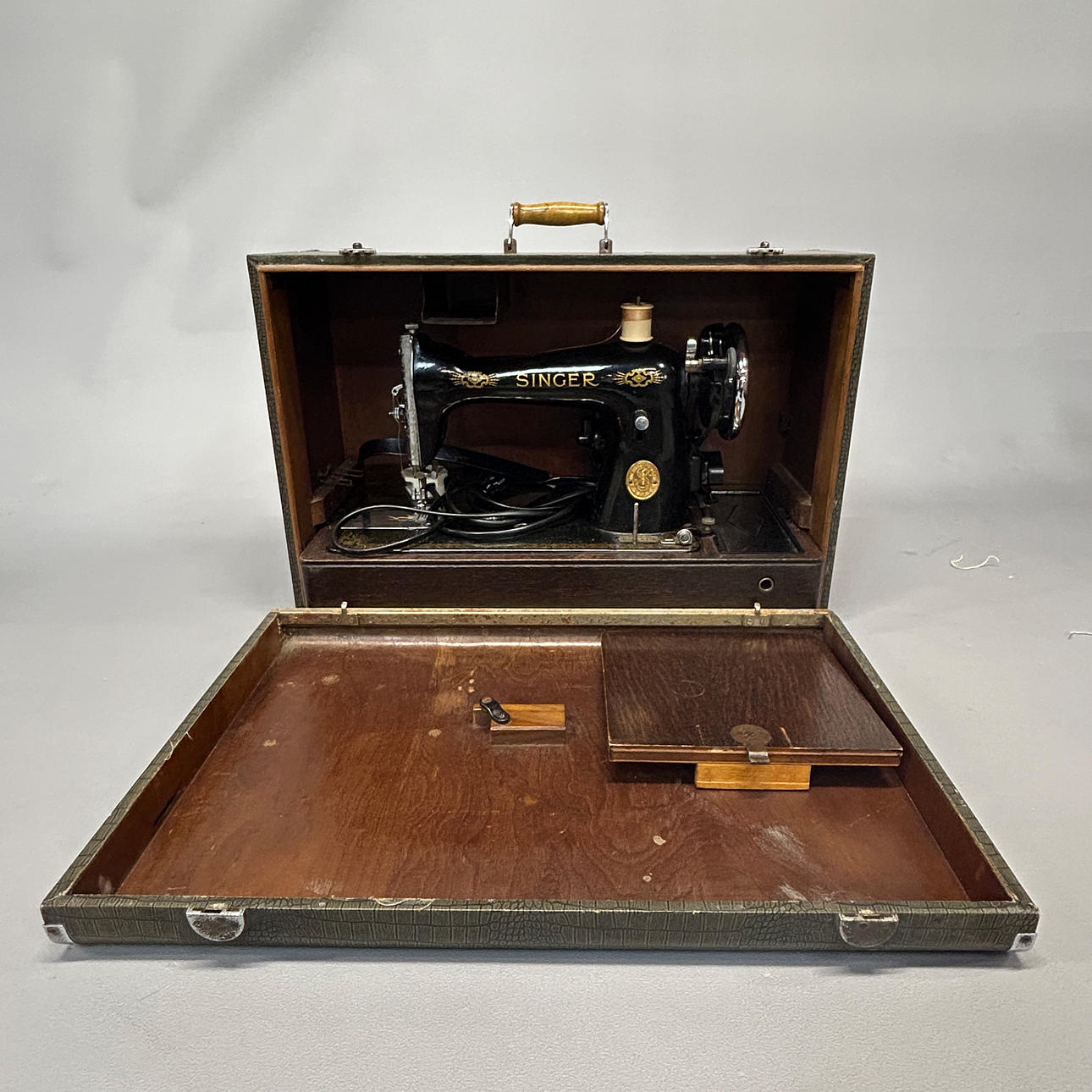 CASED SINGER SEWING MACHINE.