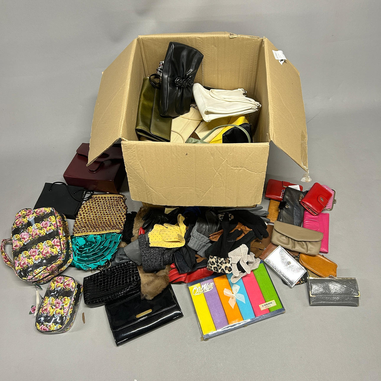 HANDBAGS, PURSES AND GLOVES.